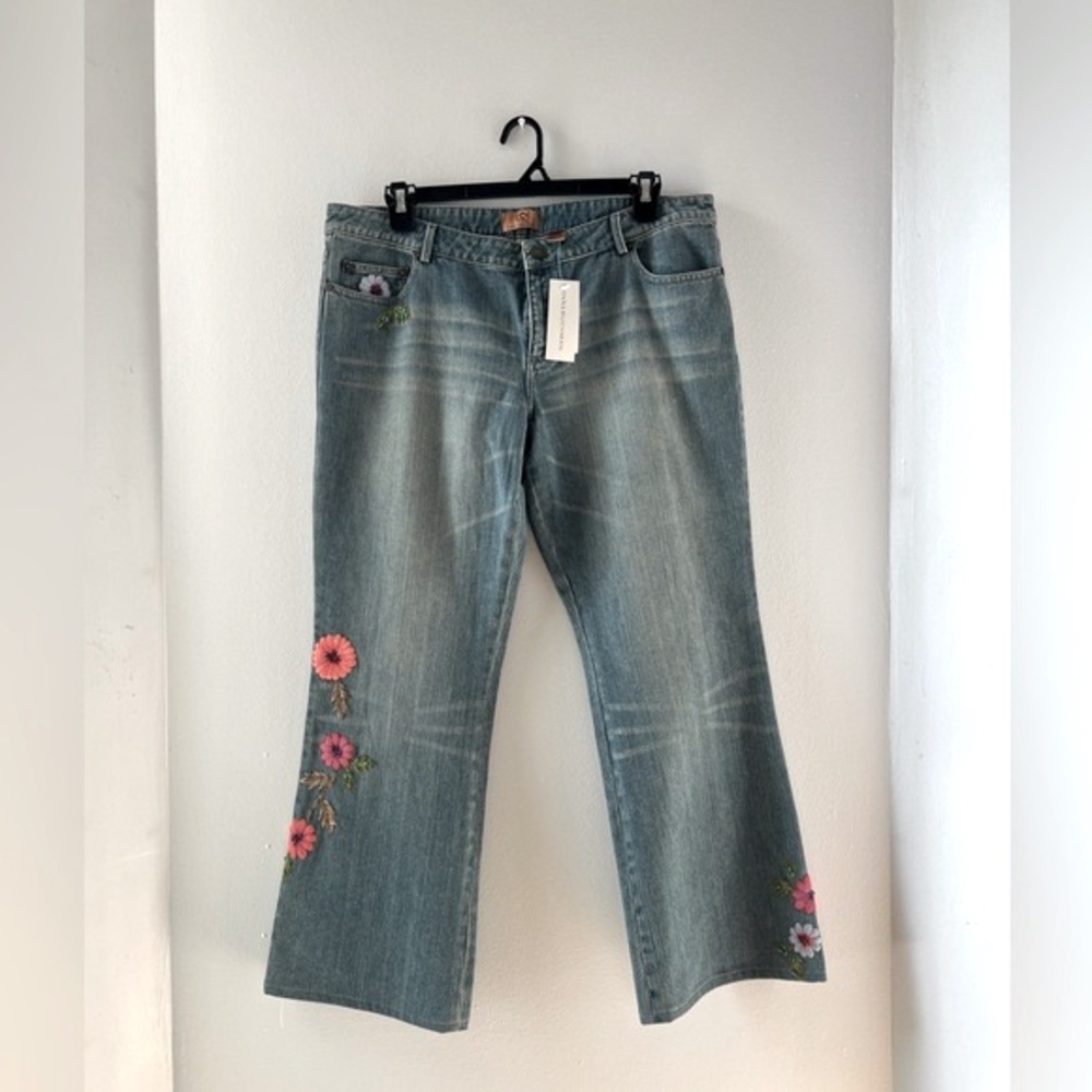 Dana Buchman - Medium Wash Low-Rise "Ileana" Flare Jeans Sz 16/33